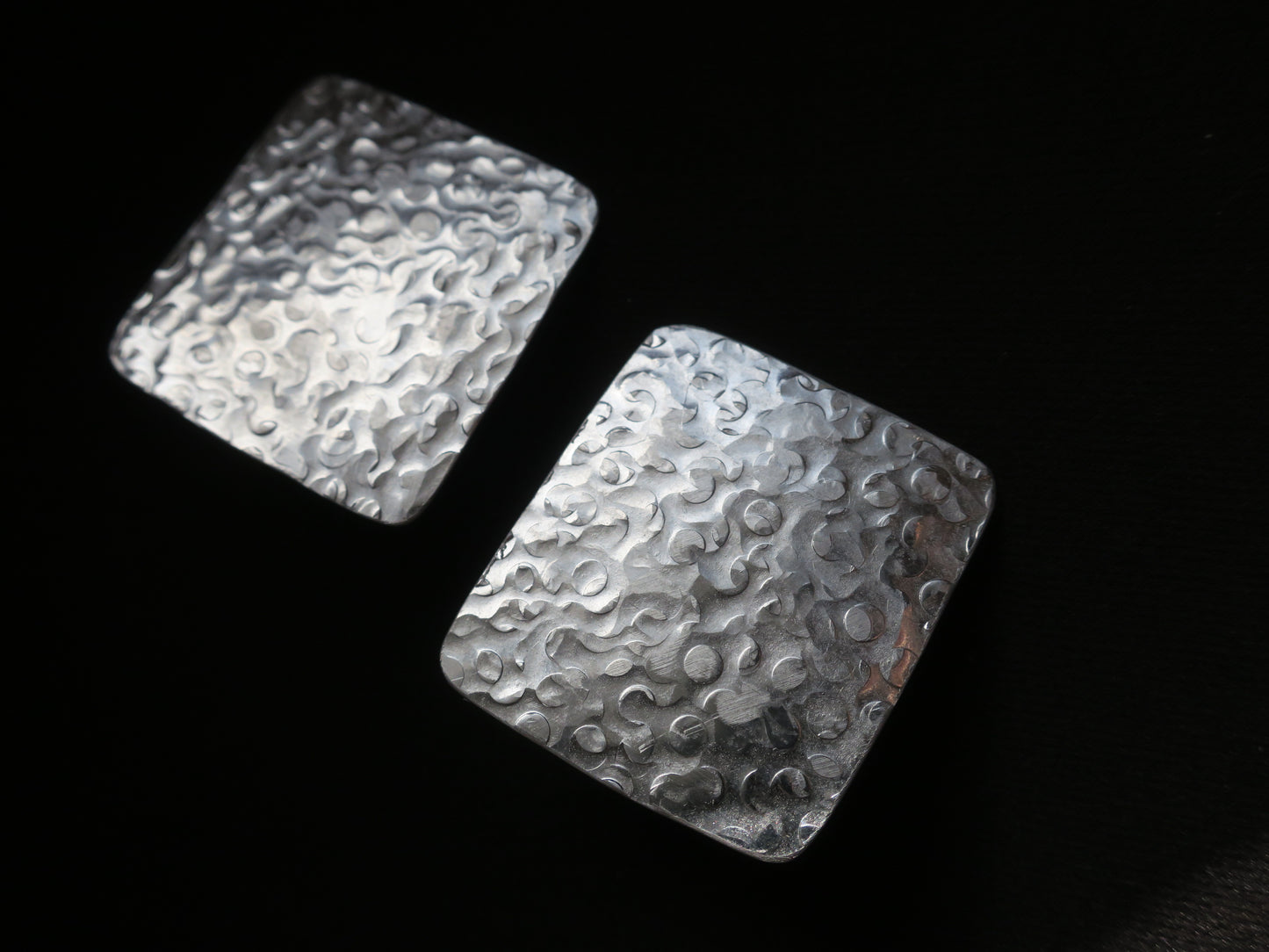 Les carrés - Boucles d’oreilles artisanales en aluminium martelé.
