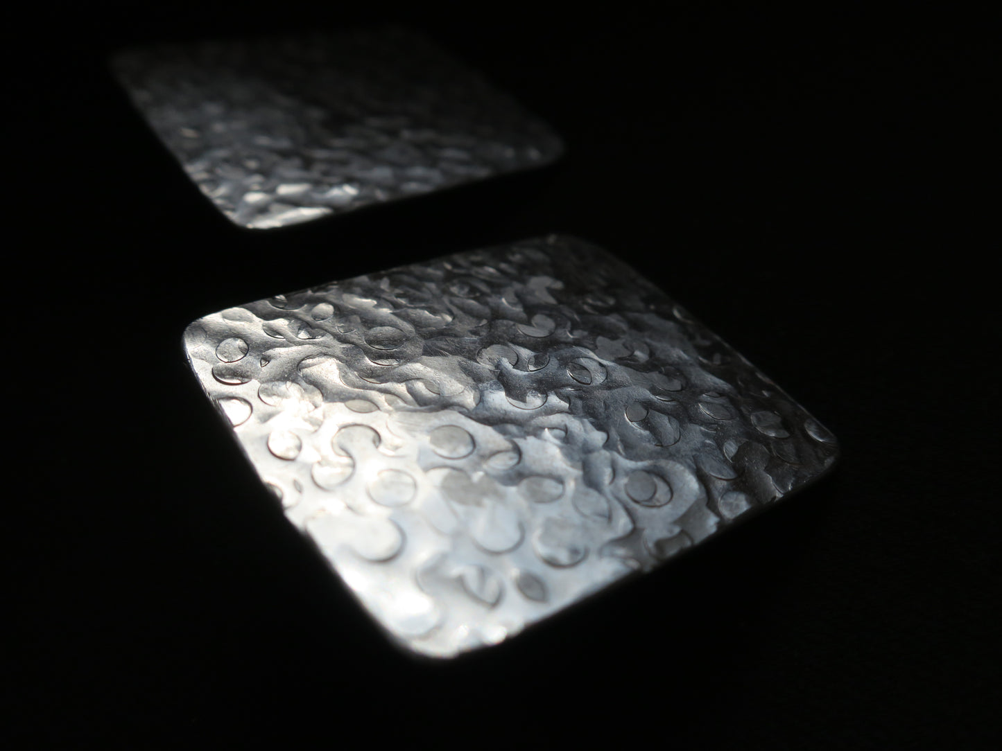 Les carrés - Boucles d’oreilles artisanales en aluminium martelé.