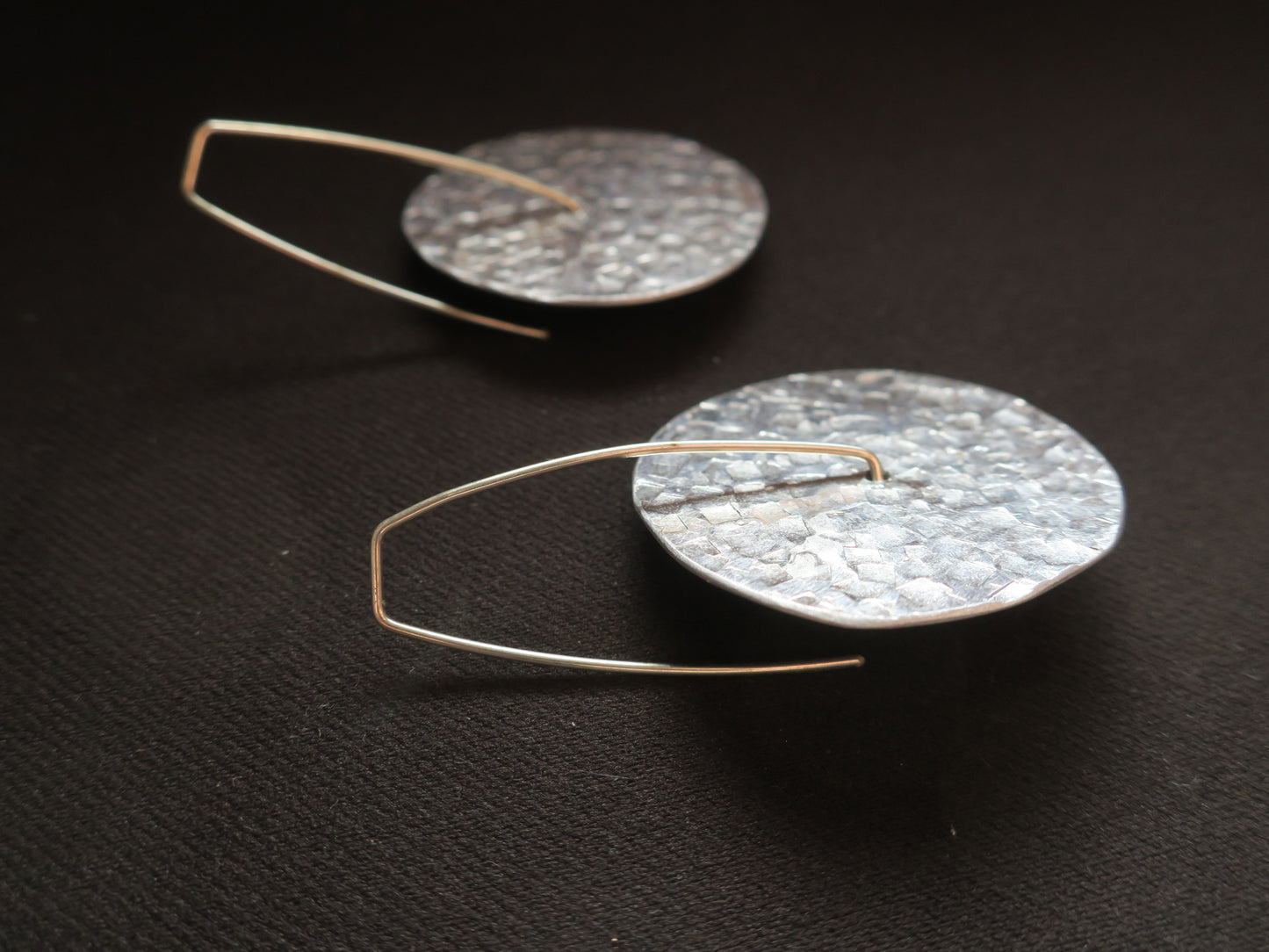 Les Roulettes - Boucles d'oreilles mobiles en aluminium martelé, fabrication artisanale.