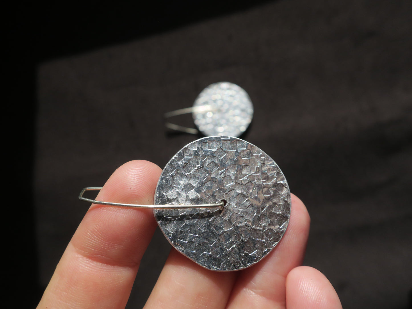 Les Roulettes - Boucles d'oreilles mobiles en aluminium martelé, fabrication artisanale.