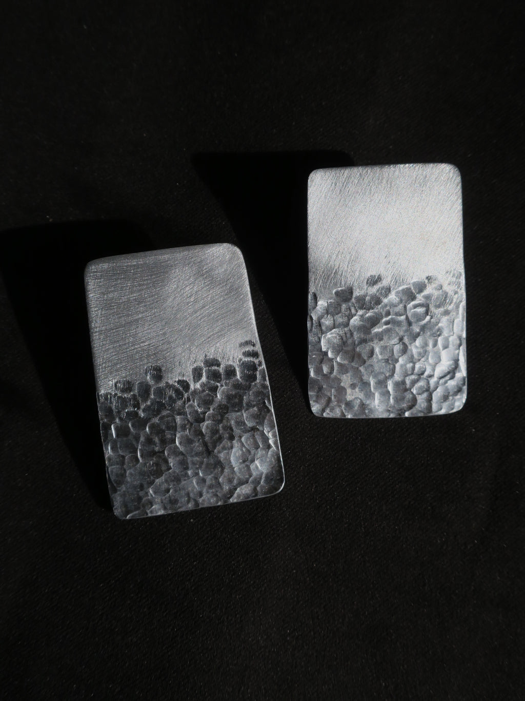 Les plages - Boucles d’oreilles artisanales rectangulaires et texturés en aluminium.