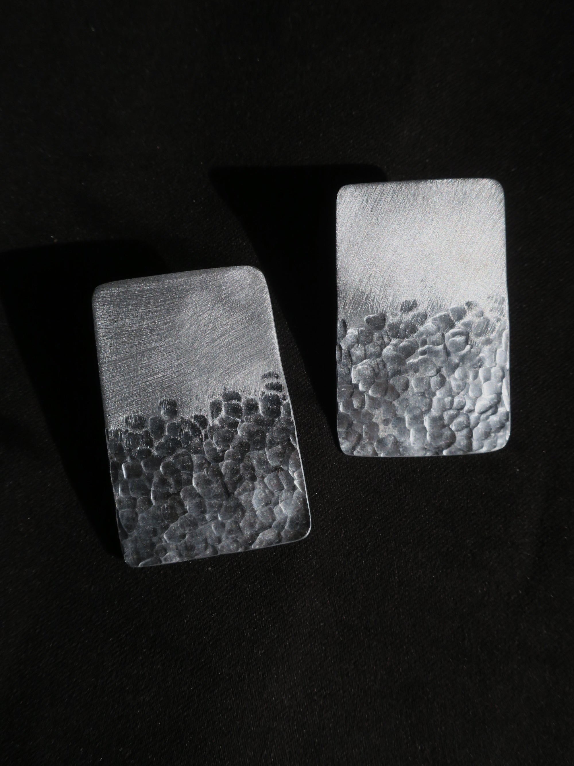 Les plages - Boucles d’oreilles artisanales rectangulaires et texturés en aluminium.