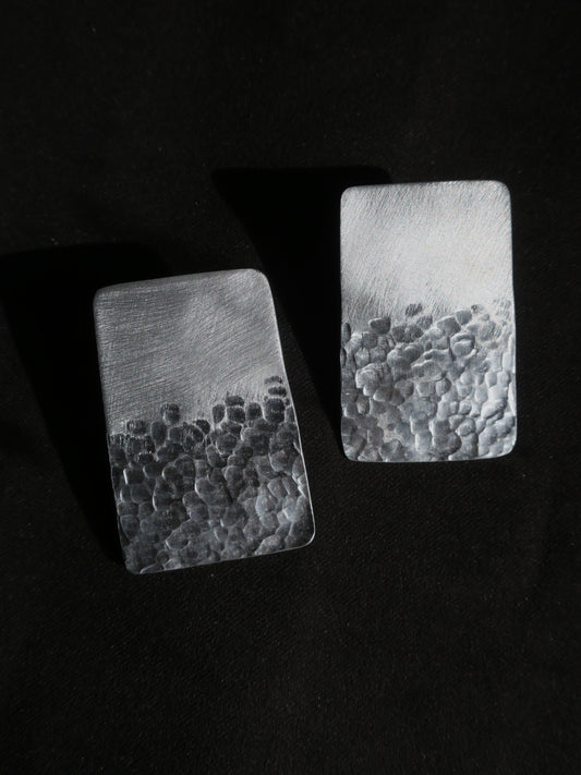 Les plages - Boucles d’oreilles artisanales rectangulaires et texturés en aluminium.