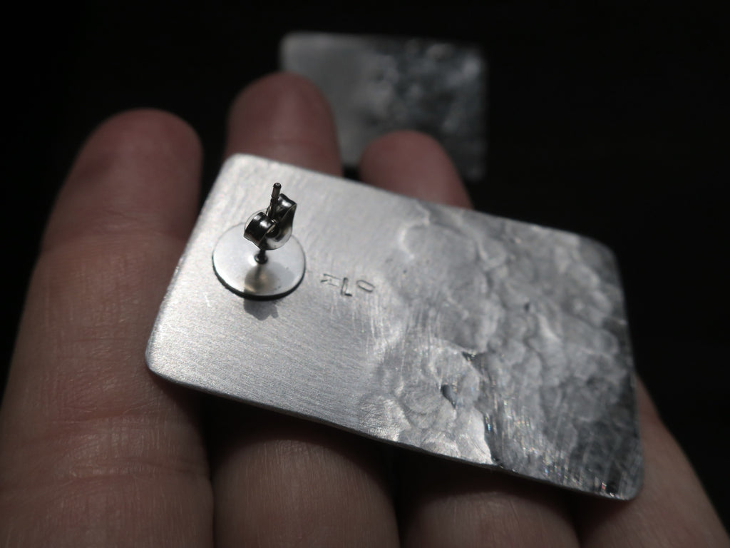 Les plages - Boucles d’oreilles artisanales rectangulaires et texturés en aluminium.