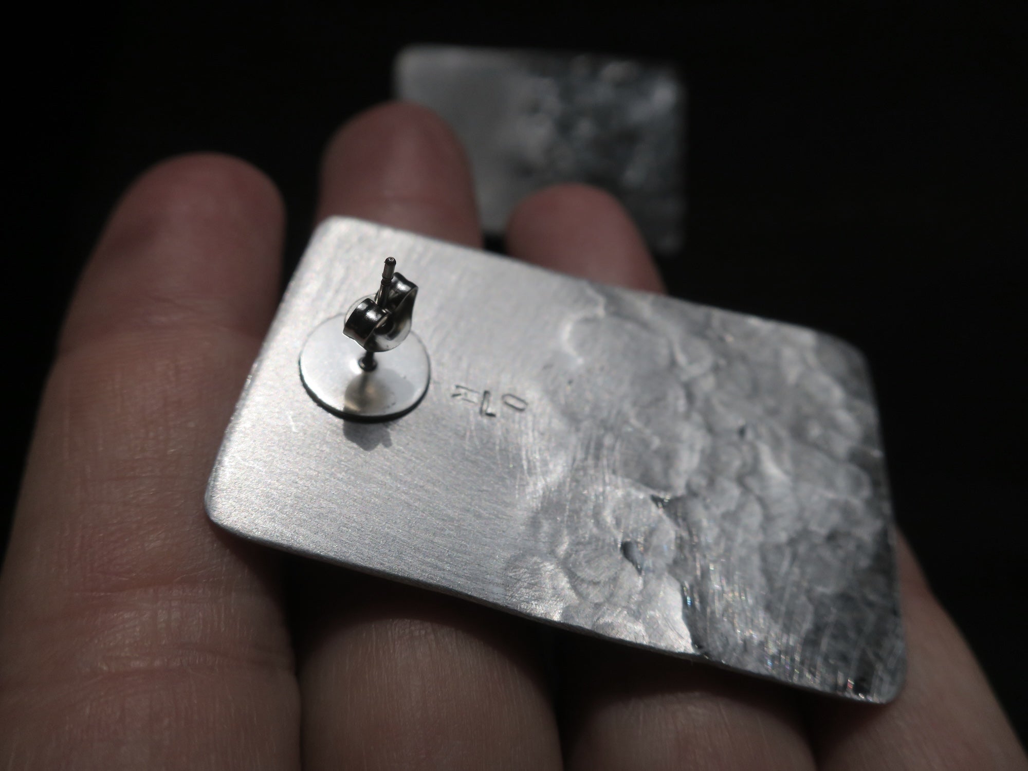 Les plages - Boucles d’oreilles artisanales rectangulaires et texturés en aluminium.