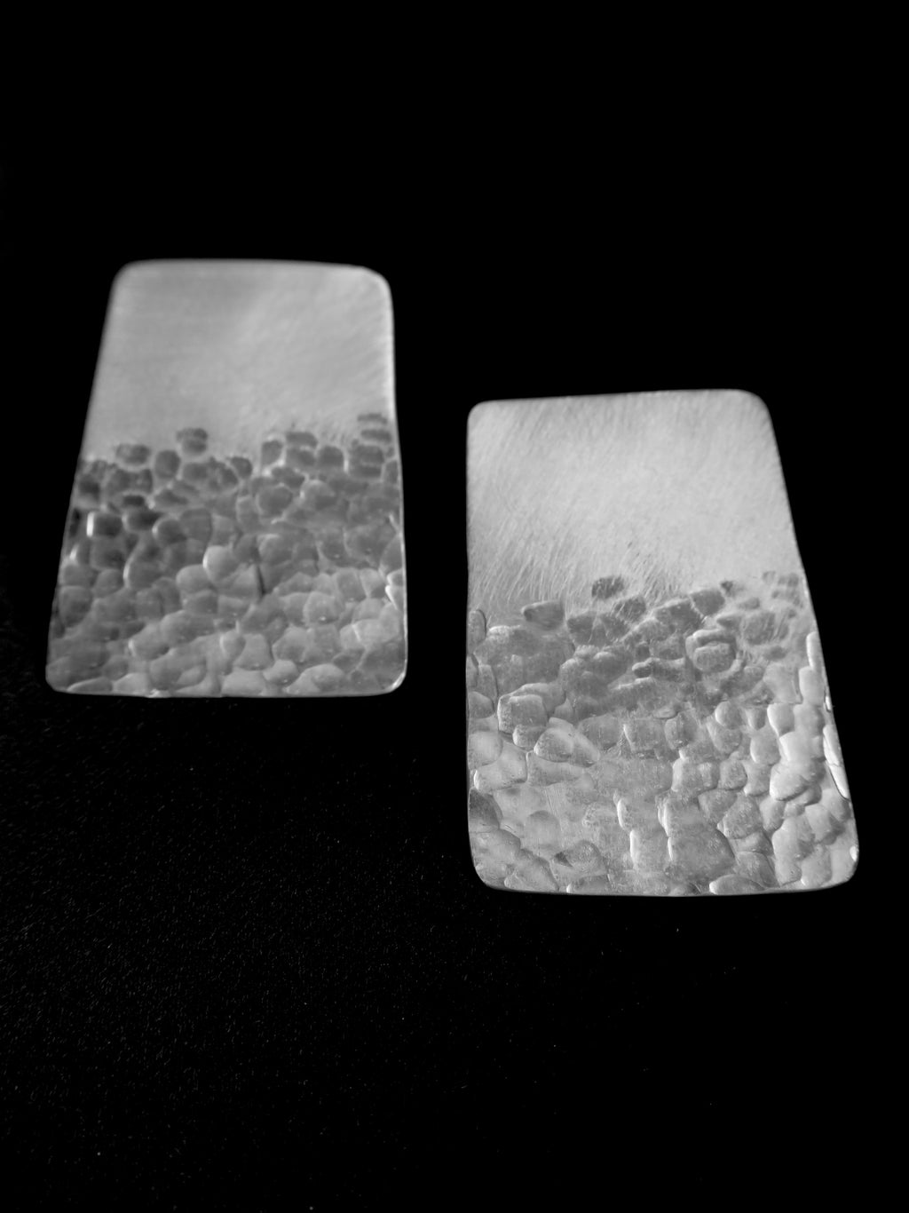 Les plages - Boucles d’oreilles artisanales rectangulaires et texturés en aluminium.
