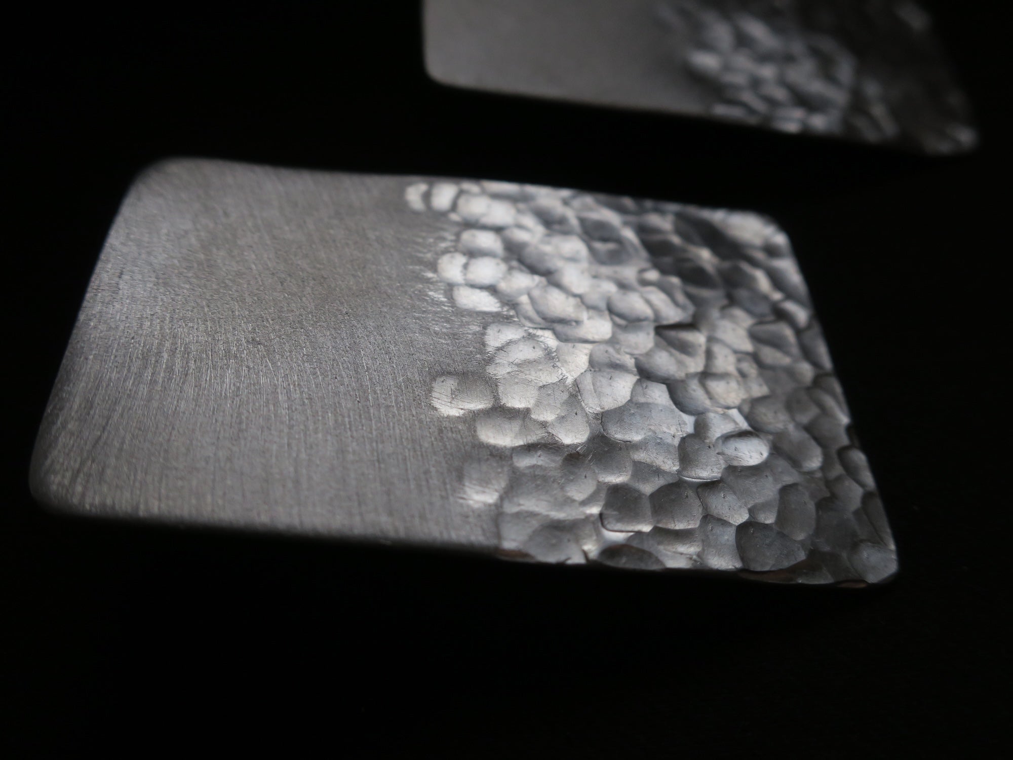 Les plages - Boucles d’oreilles artisanales rectangulaires et texturés en aluminium.