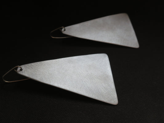 Les triangles - Boucles d’oreilles artisanales imposantes en aluminium brossé
