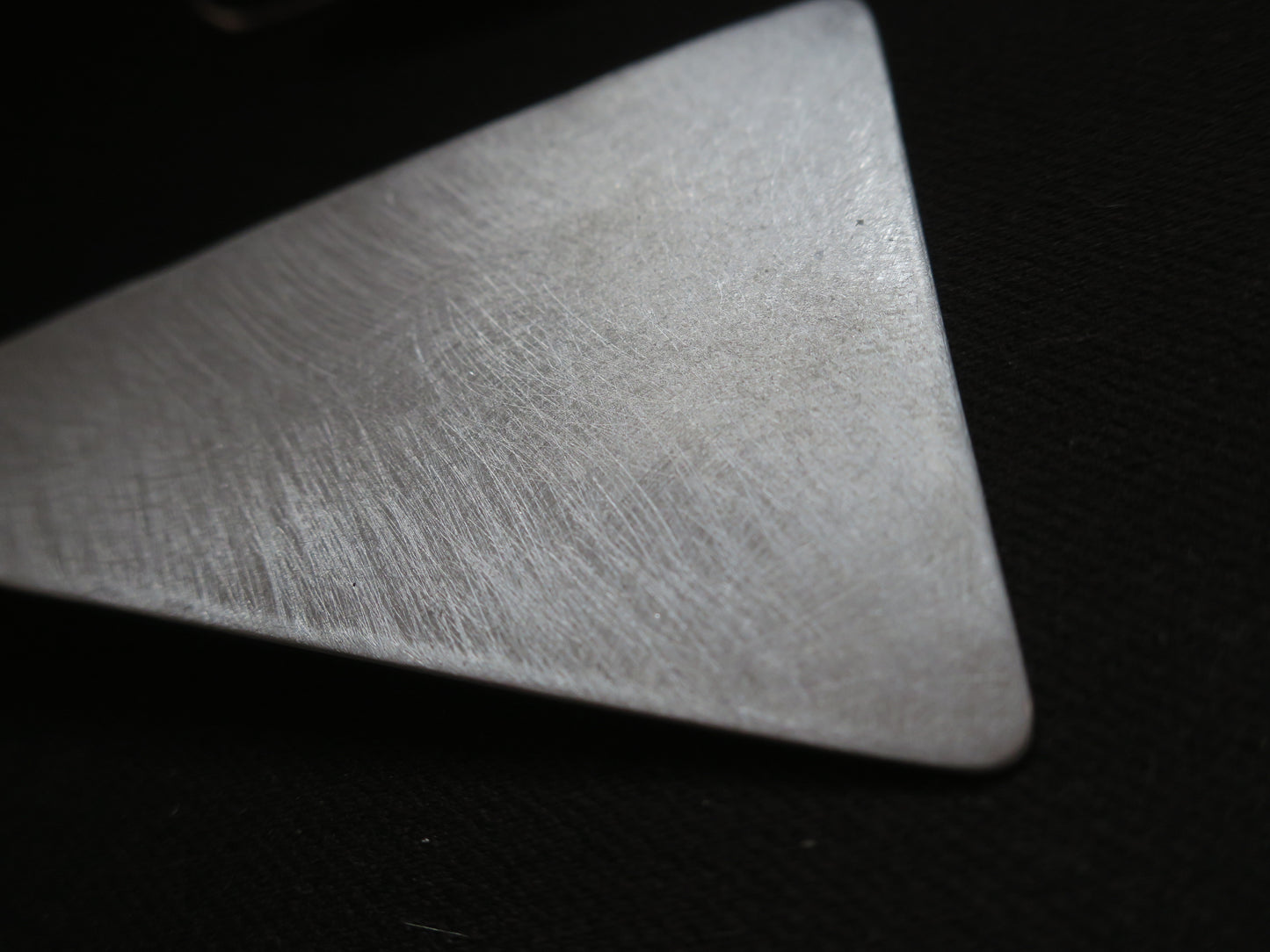 Les triangles - Boucles d’oreilles artisanales imposantes en aluminium brossé