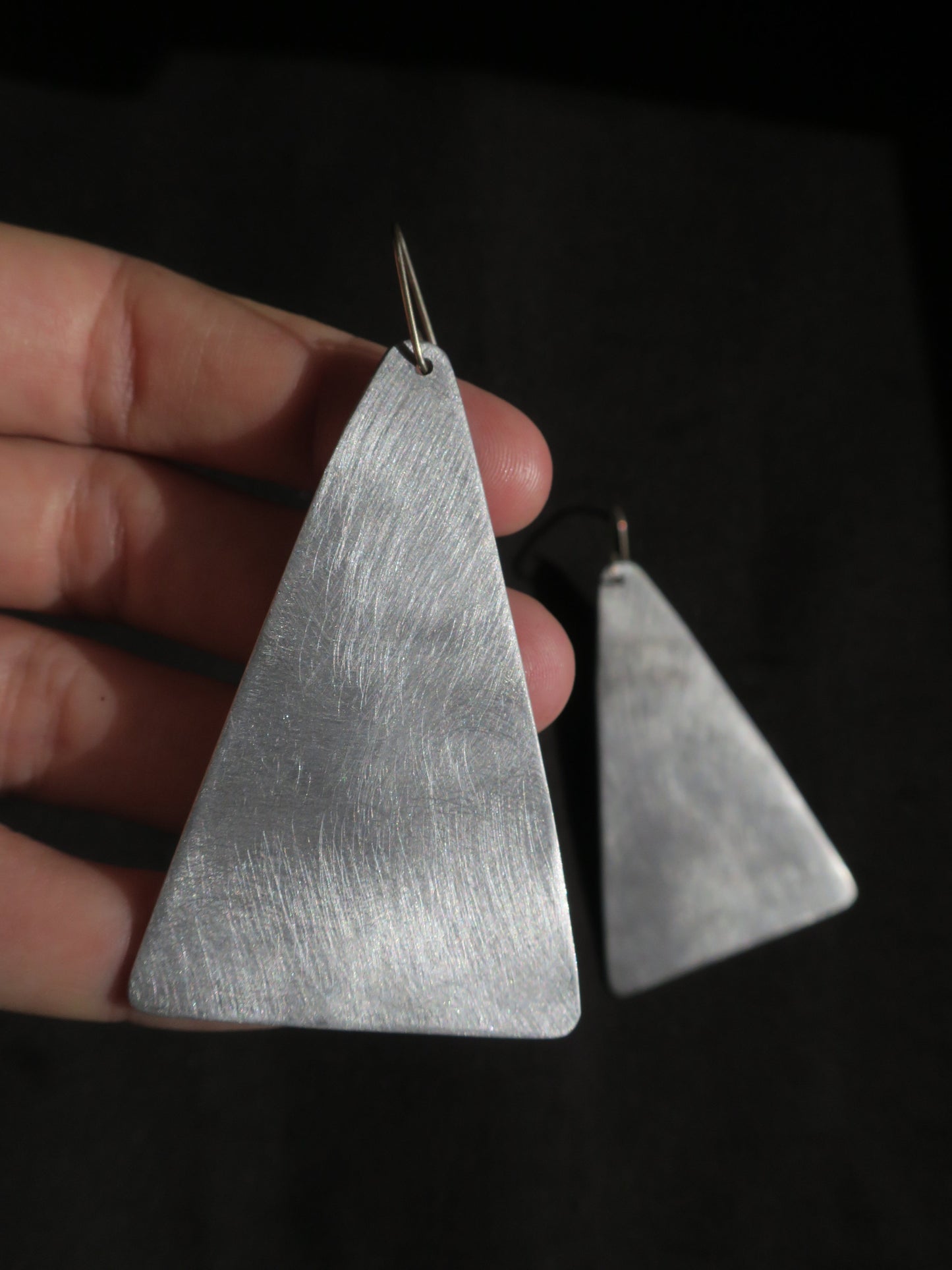 Les triangles - Boucles d’oreilles artisanales imposantes en aluminium brossé