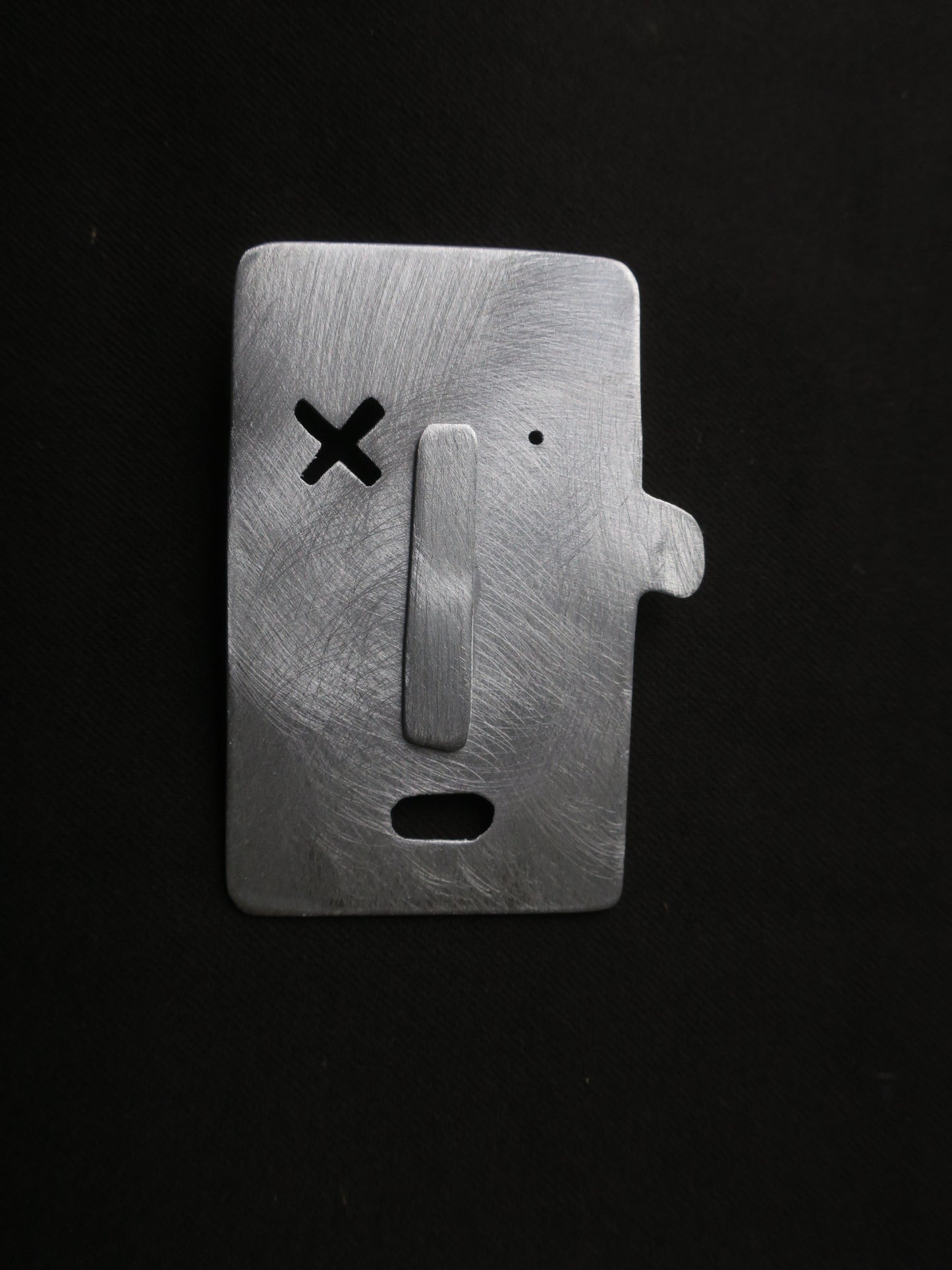 Les sentimentales - Broche en aluminium.