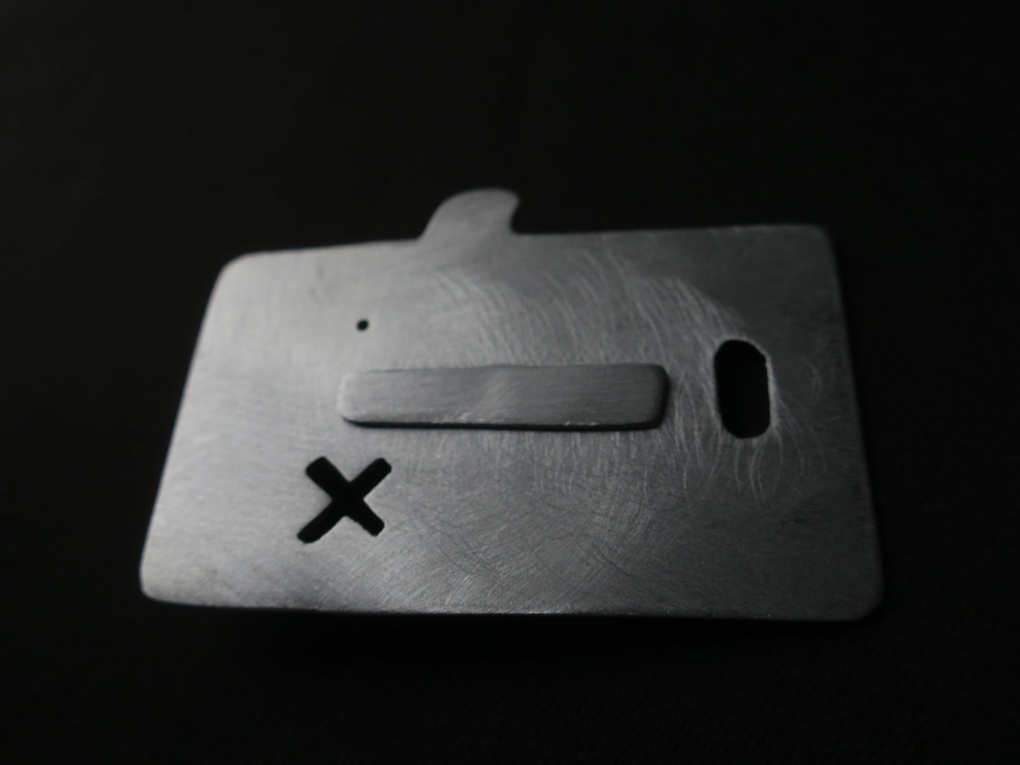 Les sentimentales - Broche en aluminium.