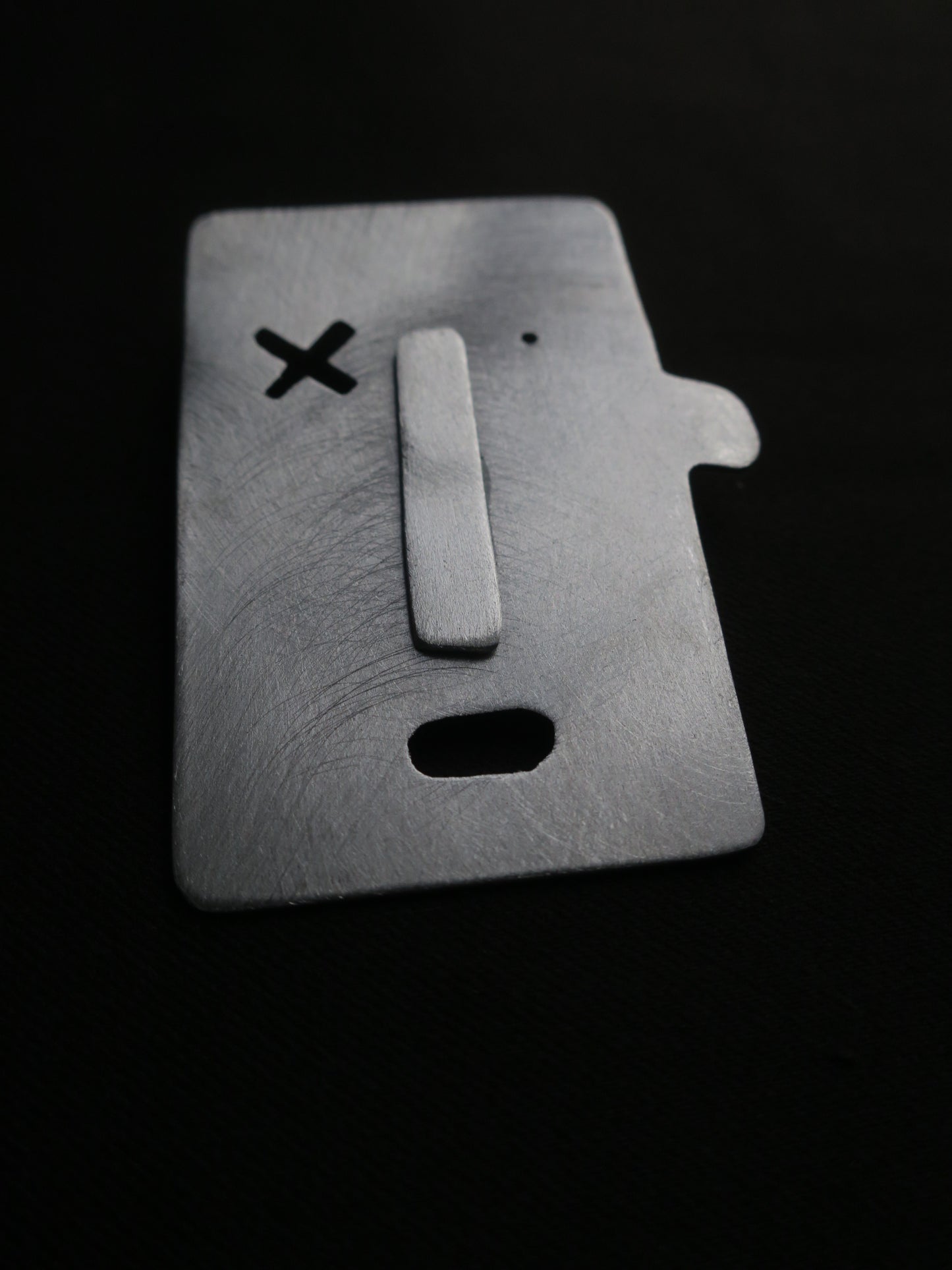 Les sentimentales - Broche en aluminium.