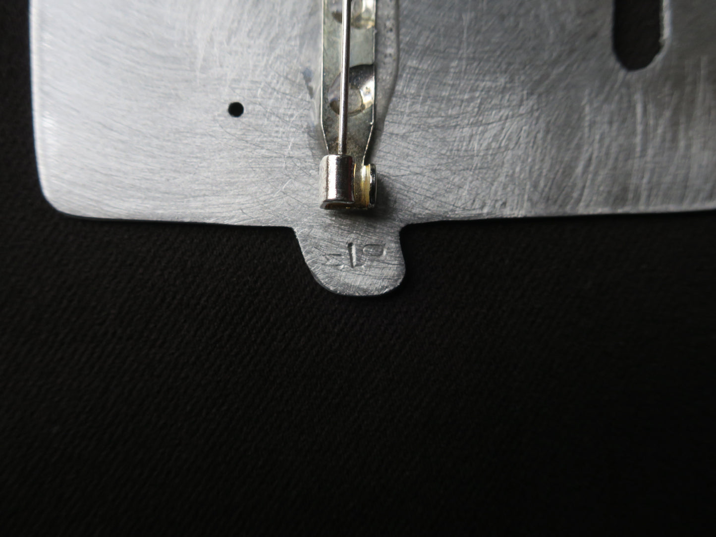Les sentimentales - Broche en aluminium.