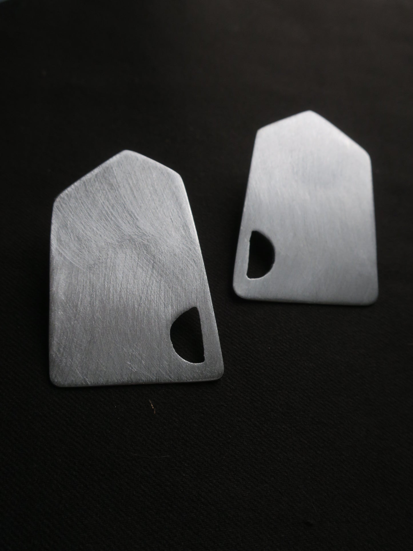 Les maisons - Boucles d’oreilles artisanales en aluminium.