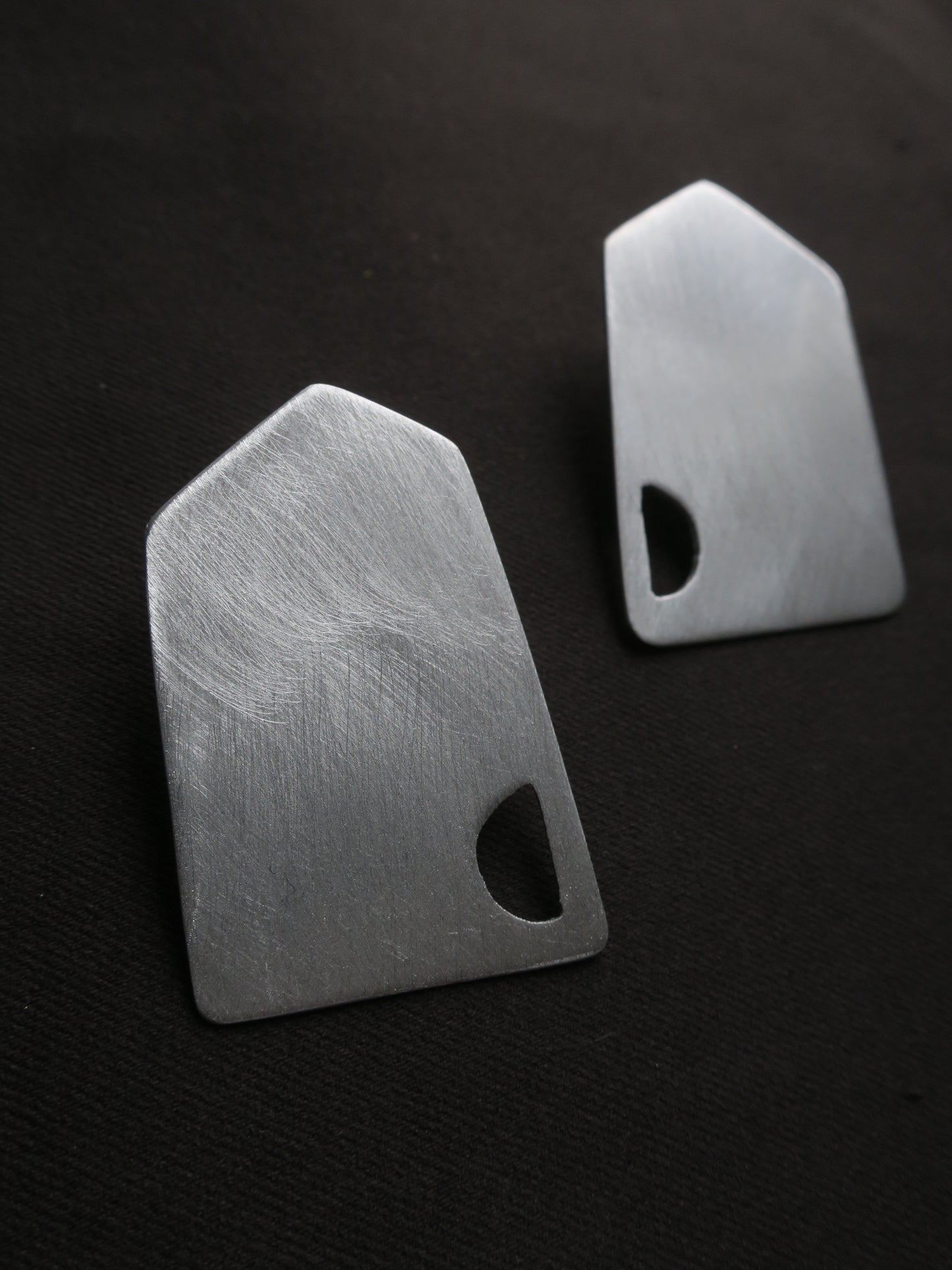 Les maisons - Boucles d’oreilles artisanales en aluminium.