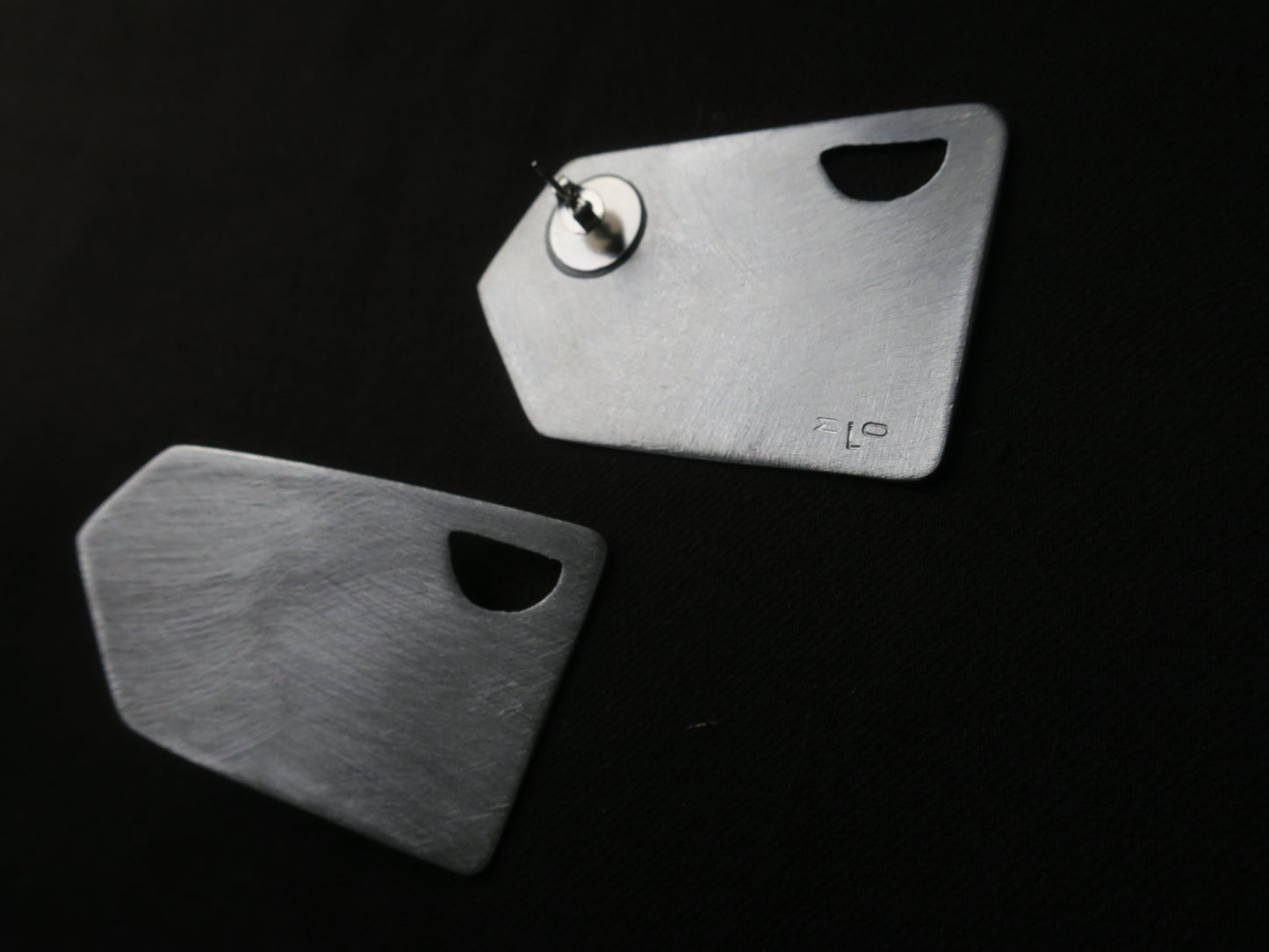 Les maisons - Boucles d’oreilles artisanales en aluminium.