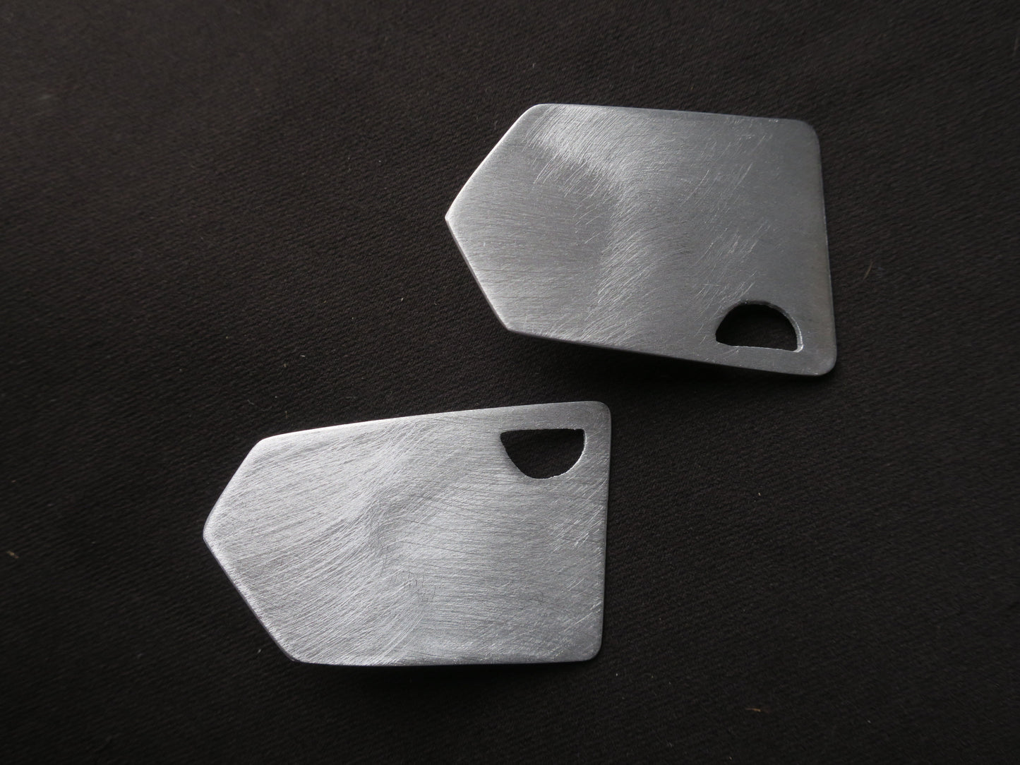 Les maisons - Boucles d’oreilles artisanales en aluminium.