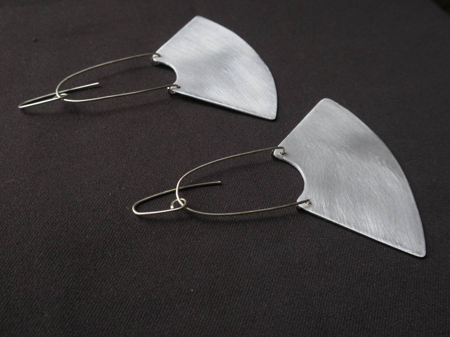 Les grandes Aztèques - Boucles d’oreilles artisanales en aluminium et argent 925.