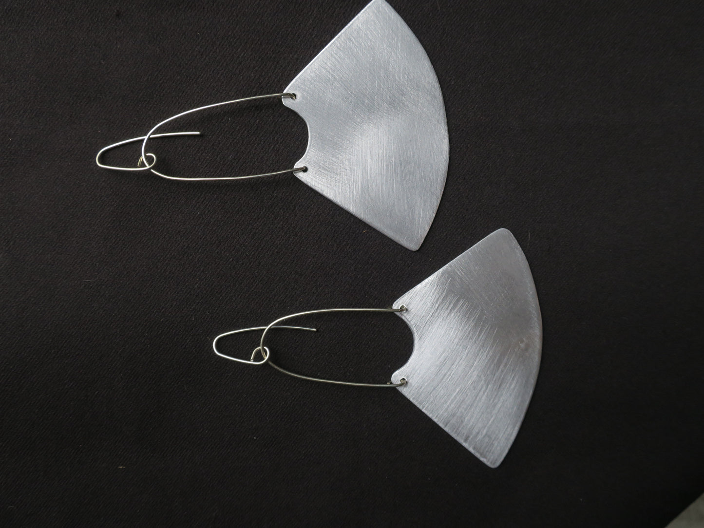 Les grandes Aztèques - Boucles d’oreilles artisanales en aluminium et argent 925.