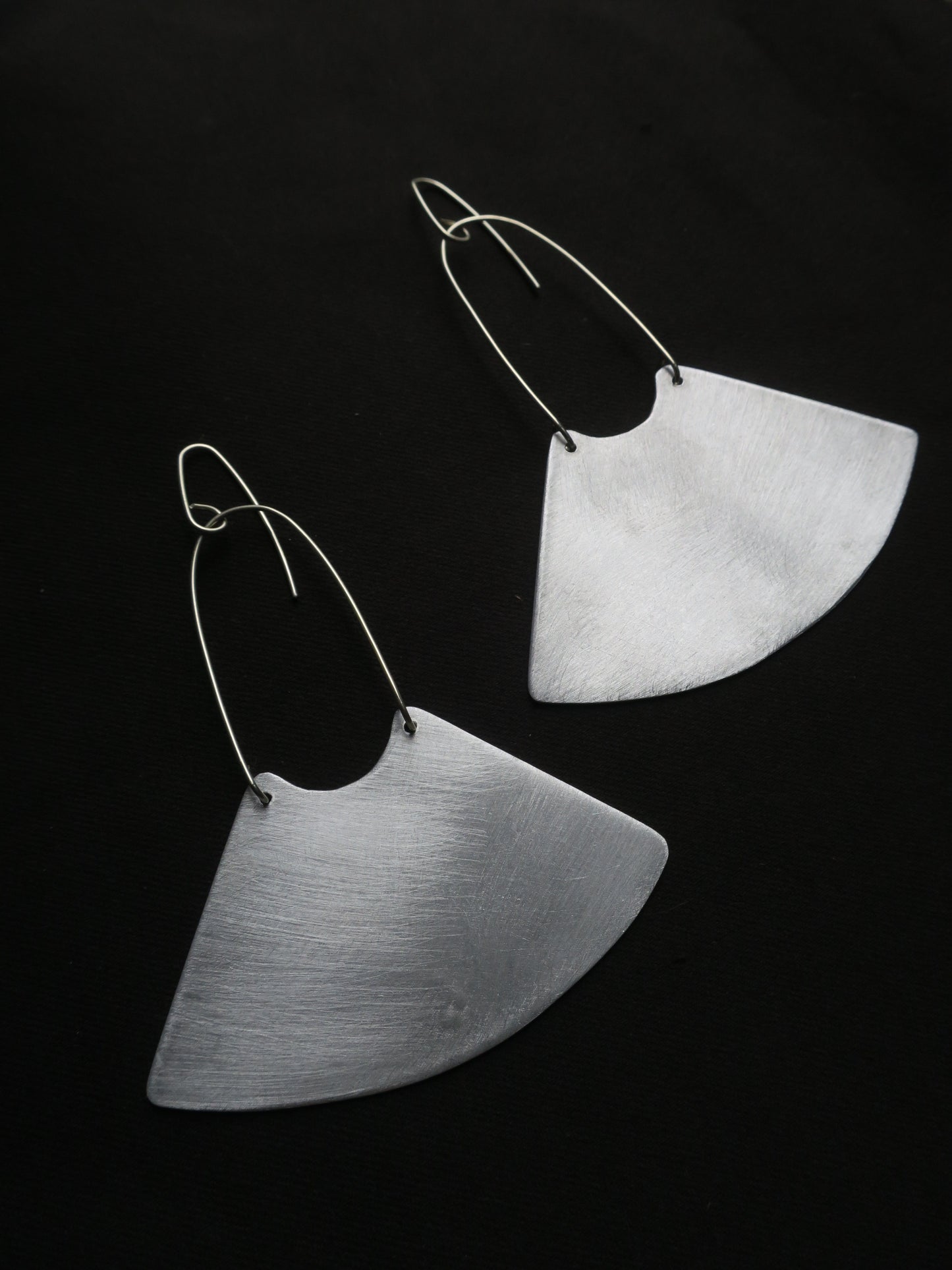 Les grandes Aztèques - Boucles d’oreilles artisanales en aluminium et argent 925.
